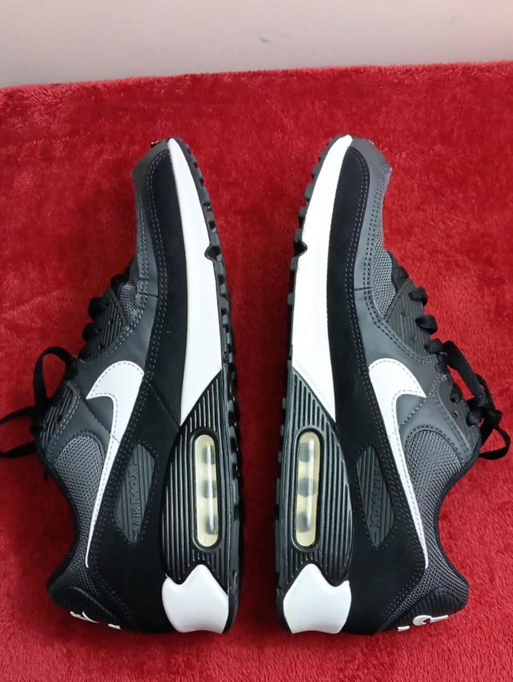 Nike Men’s Black and Gray Athletic Running Shoes - Picture 3 of 8
